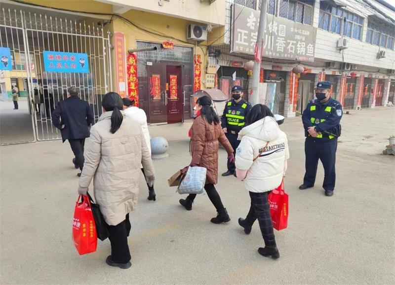 吴城镇站好“护学岗” 守护“开学季”